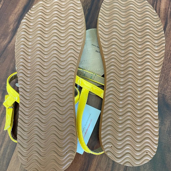 🍍Kids Pineapple Flip Flops!🍍 - Picture 2 of 3